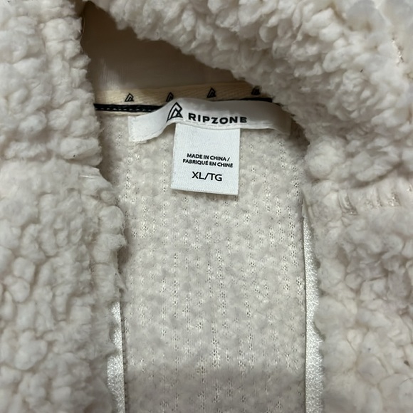 vest - Picture 2 of 4